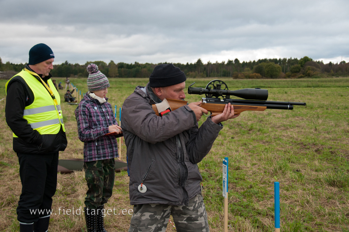 0043   Danel Vanamets,  taustal rajakohtunik  Vahur tegevust kontrollimas